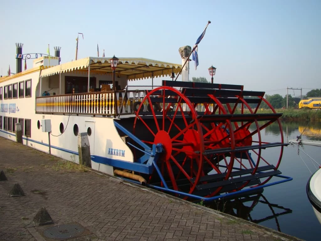 Frisian Queen raderboot aangemeerd in Akkrum met zichtbaar schoepenrad