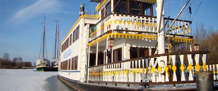 Frisian Queen raderboot aan de kade in Friesland met karakteristieke uitstraling