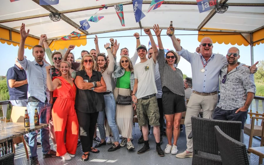 Bedrijfsuitje op de Frisian Queen met groep mensen die samen feest vieren