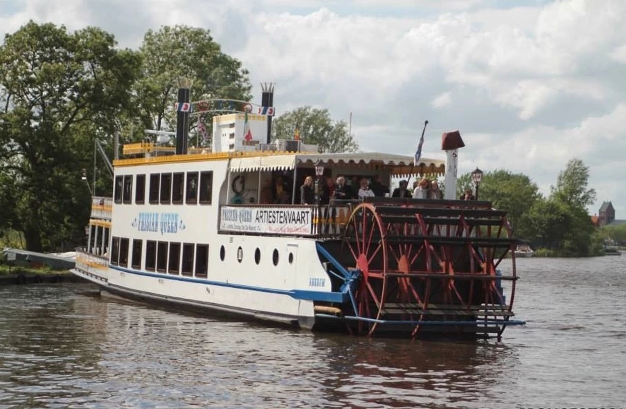 De Frisian Queen tijdens een vaartocht over de Friese meren