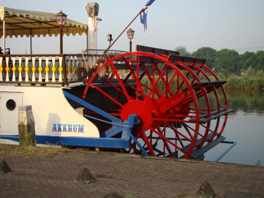 Het kenmerkende schoepenrad van de Frisian Queen in Akkrum